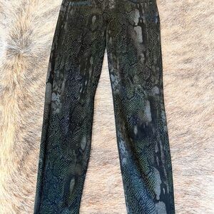 Liverpool Los Angeles Reptile-Textured Pants – Size 4/27